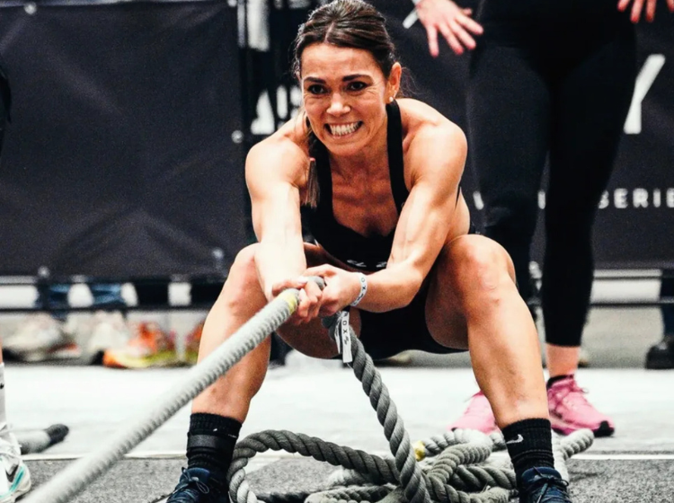 Prepárate para HYROX en The Black Box 🏋️‍♂️ ¿Quieres mejorar tu rendimiento y competir en HYROX? En The Black Box te preparamos con entrenamientos específicos para desarrollar fuerza, resistencia y velocidad, las claves para superar cada prueba con éxito. 🔥 Clases de HYROX en LOGROÑO Nuestras sesiones están diseñadas para mejorar tu desempeño en eventos HYROX, combinando ejercicios funcionales de alta intensidad con carreras estratégicas. ✅ Entrenamiento completo para cada prueba HYROX 📍 Sled Push & Pull – Potencia y control 📍 Burpee Broad Jumps – Explosividad y resistencia 📍 Sandbag Lunges – Fuerza funcional 📍 Rowing & Ski Erg – Resistencia cardiovascular 💪 Para todos los niveles No importa si eres principiante o buscas mejorar tu marca, nuestras clases están adaptadas para que avances a tu ritmo. 🔝 Prepárate para competir y supera tus límites Si tu objetivo es entrenar para HYROX en LOGROÑO, este es tu sitio. Únete a The Black Box y lleva tu rendimiento al siguiente nivel. 📅 Consulta nuestros horarios y empieza hoy.